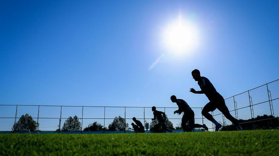 Capa A DECISÃO AOS 87 MINUTOS: POR QUE O FUTEBOL NÃO SE RESOLVE NUM TESTE DE COMPUTADOR