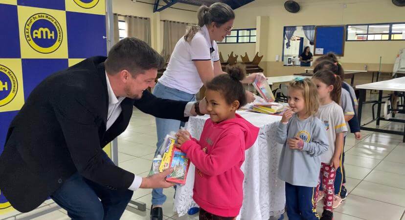 Capa Seberi: alunos da Rede Municipal de Ensino recebem kit escolar