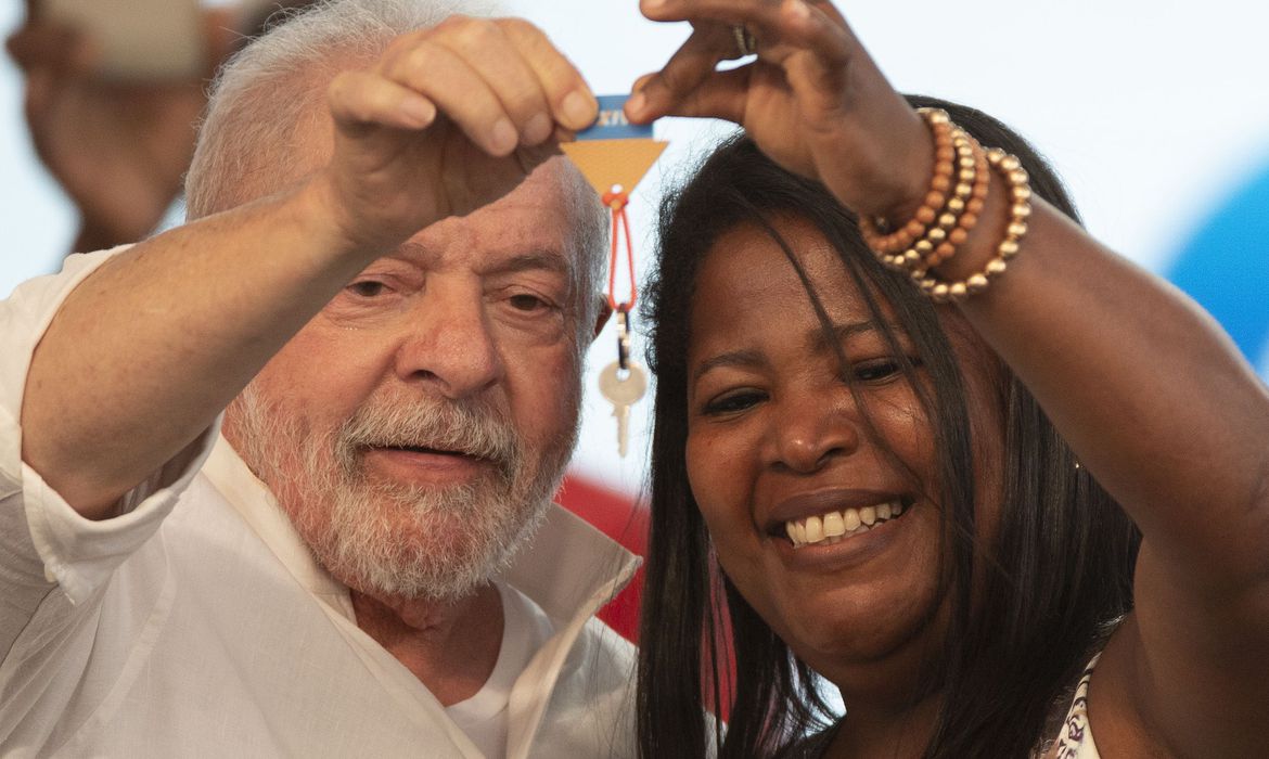 Capa Lula assina medida provisória que retoma o Minha Casa, Minha Vida