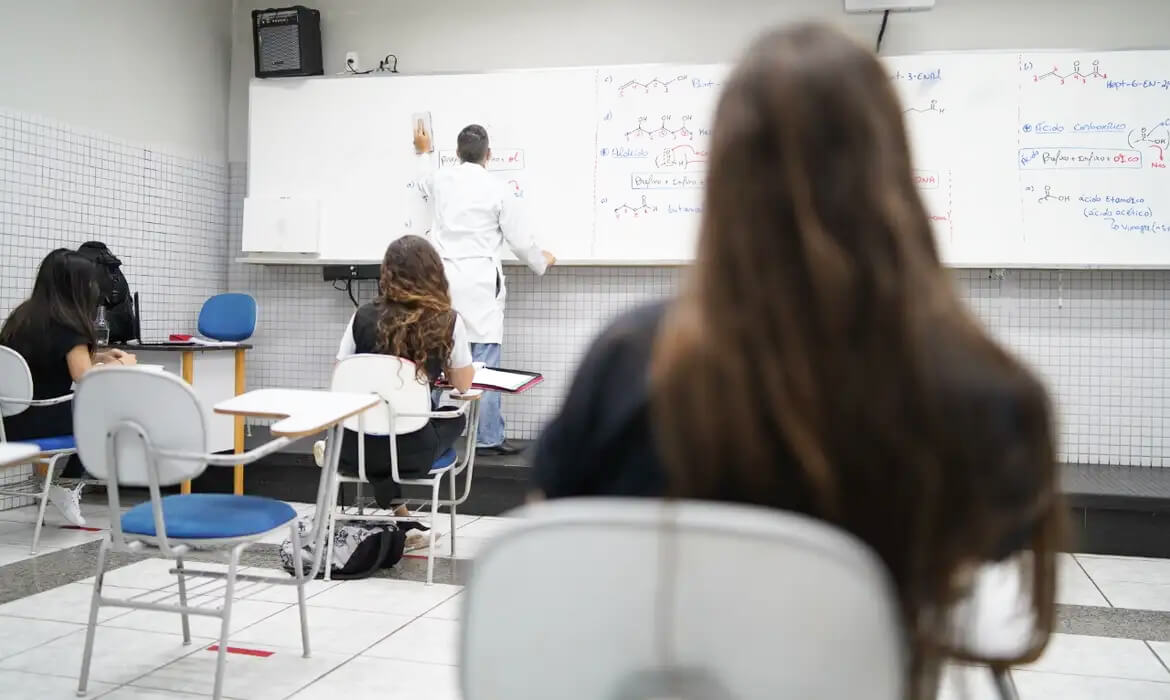 Capa Censo revela que um a cada cinco jovens brasileiros não concluiu o Ensino Médio e não frequenta a escola