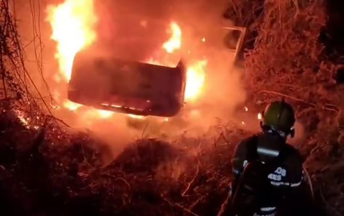 Capa Colisão entre caminhonete e carro termina com veículo incendiado em barranco no interior de Erechim