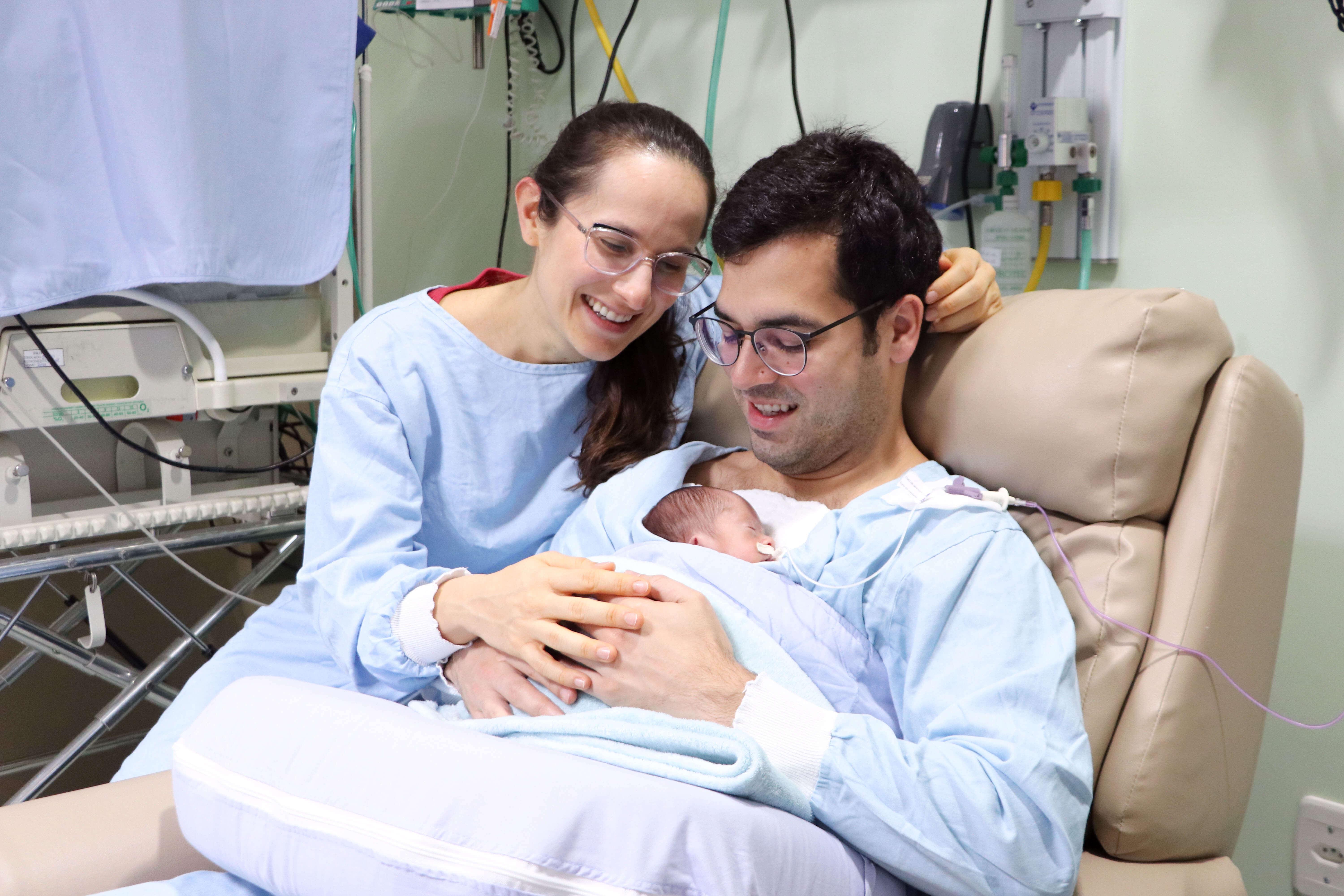 Capa Novembro Roxo: mês da prematuridade incentiva o contato pele a pele entre pais e bebê