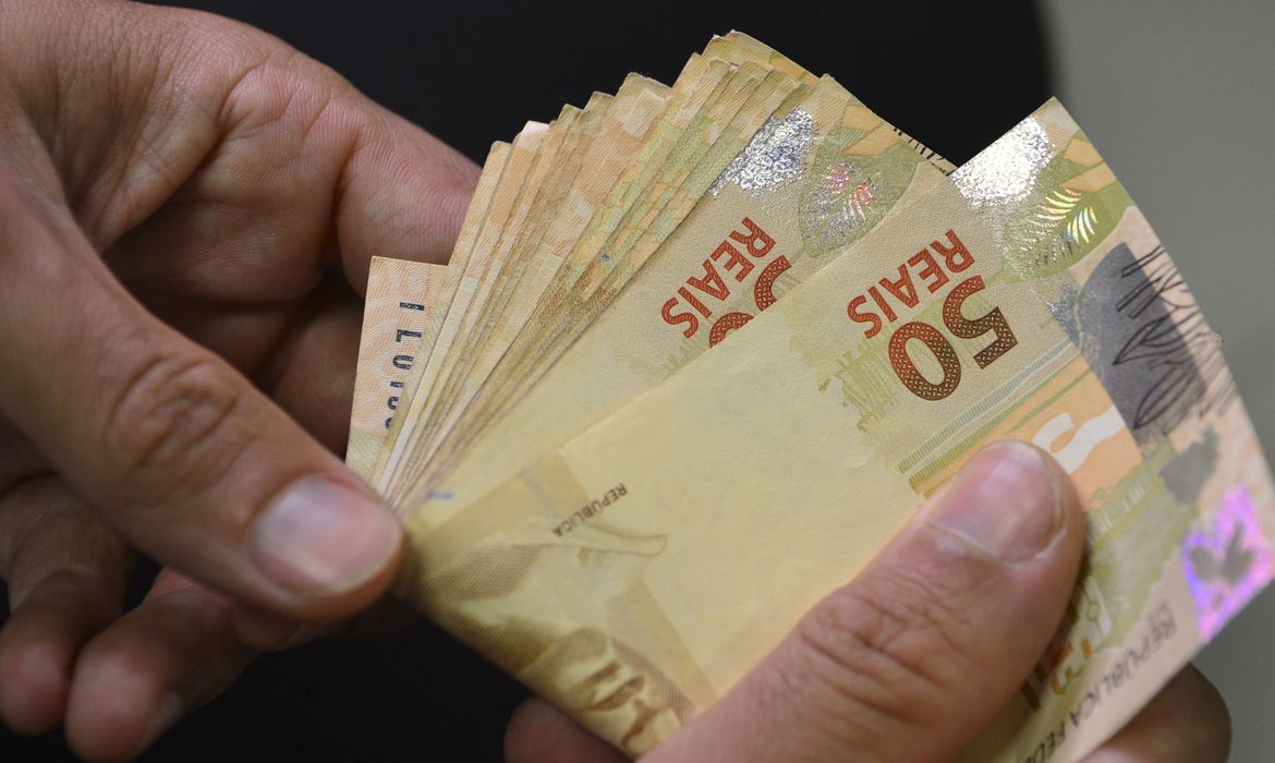 Capa MP do salário mínimo de R$ 1.320 será assinada até 1º de maio