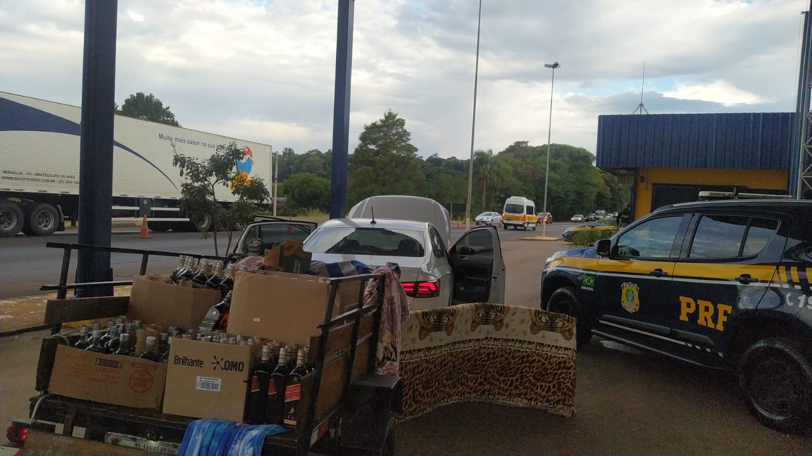 Capa Sarandi: PRF apreende 200 litros de bebidas falsificadas