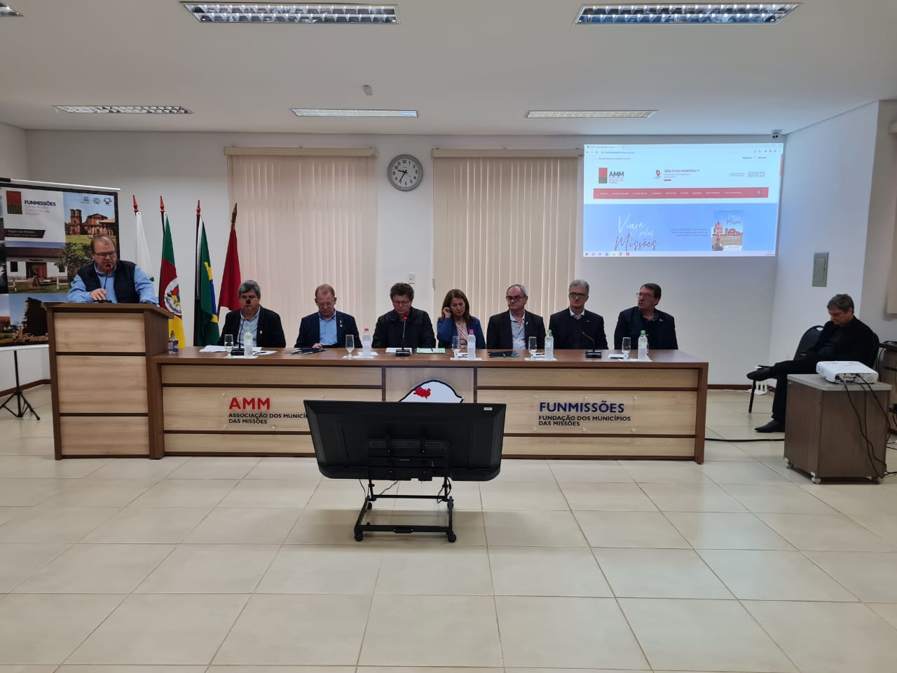 Capa Comitiva liderada pelo presidente Evandro Massing apresenta projeto pró-ferrovia Norte-Sul durante reunião da AMM