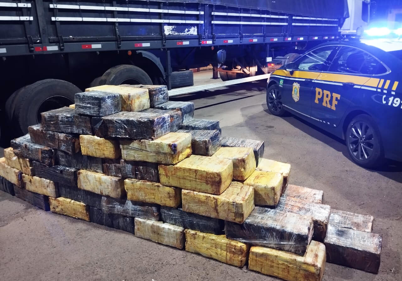 Capa PRF apreende carreta com mais de uma tonelada de maconha em Sarandi