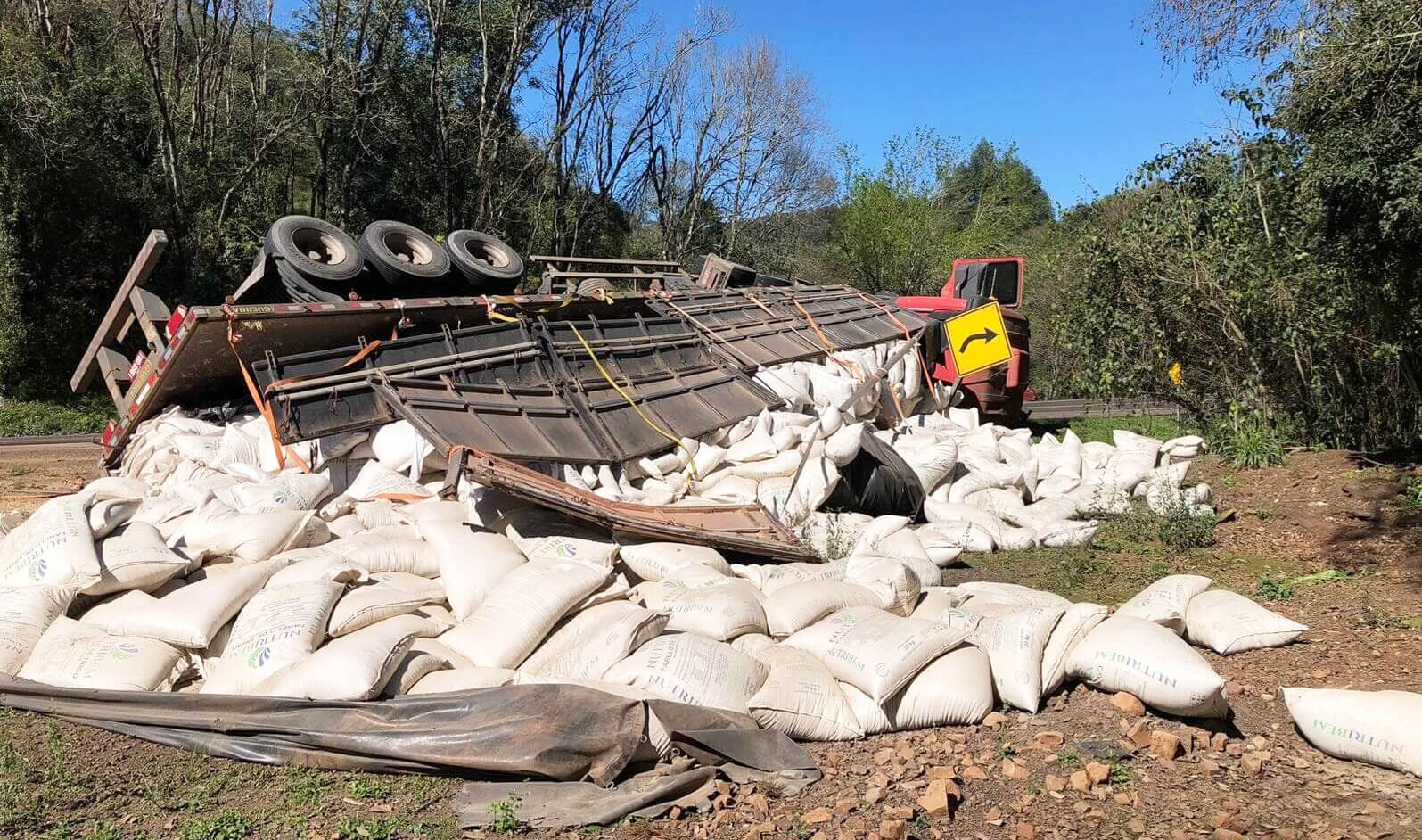 Capa Carreta tomba na BR-386 após desviar de veículo em ultrapassagem