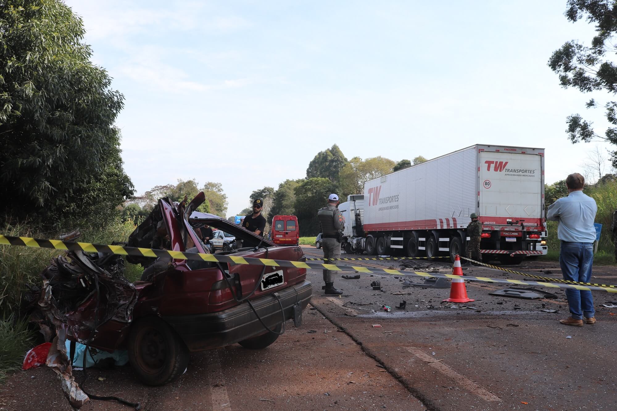 Capa Três Passos: Jovem morre em colisão frontal entre carro e carreta na BR-468