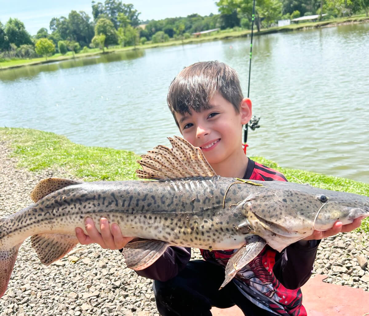 Capa Menino de 6 anos de Três Passos é destaque nacional como influencer de pesca esportiva