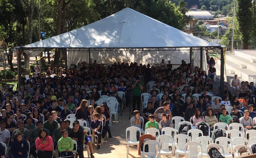 Capa Erval Seco: Feira do livro reúne alunos no centro da cidade