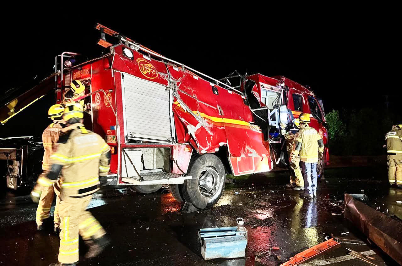 Capa Caminhão dos Bombeiros tomba em Rosário do Sul durante atendimento à ocorrência