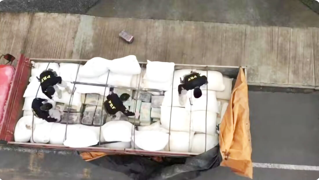 Capa Quase uma tonelada de maconha é apreendida escondida sob carga de ração na BR-386