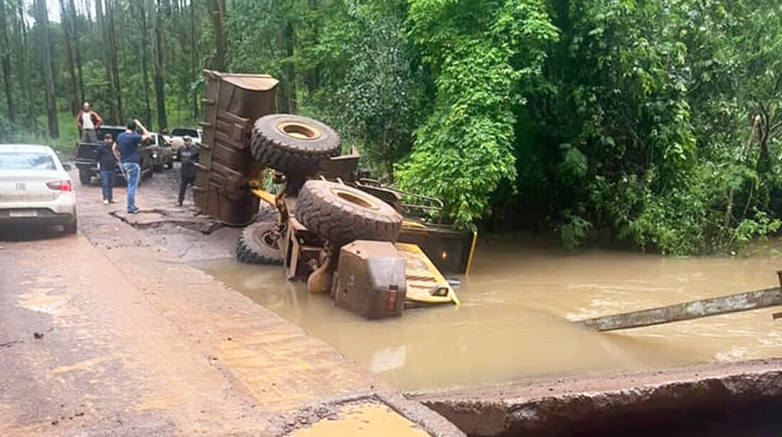 Capa Estrutura de ponte cede e Carregadeira cai entre Ametista do Sul e Rodeio Bonito