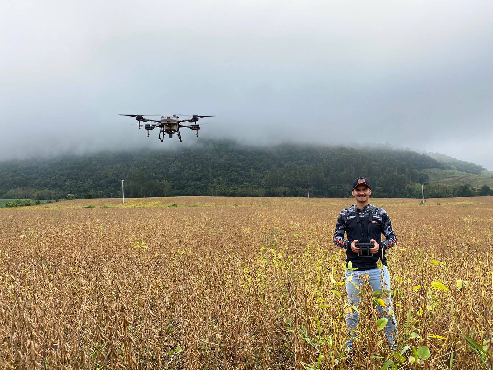 Capa Jovem realiza aplicação de insumos agrícolas com drone