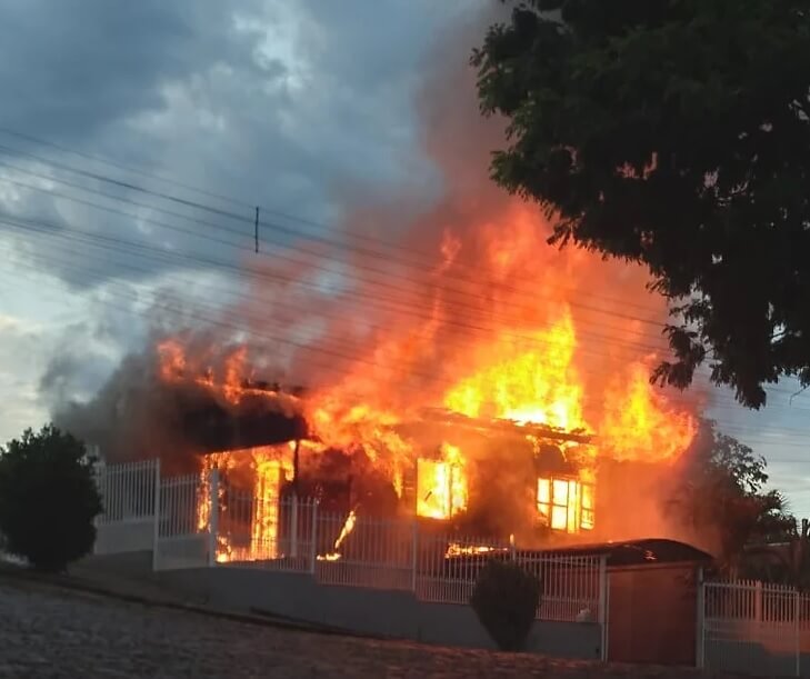 Capa Casa é consumida pelo fogo em Três Passos