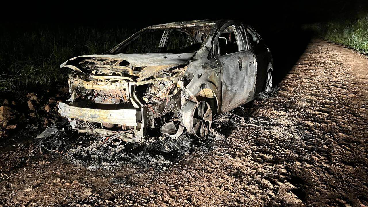 Capa Carro é completamente destruído por incêndio em estrada rural de Ronda Alta