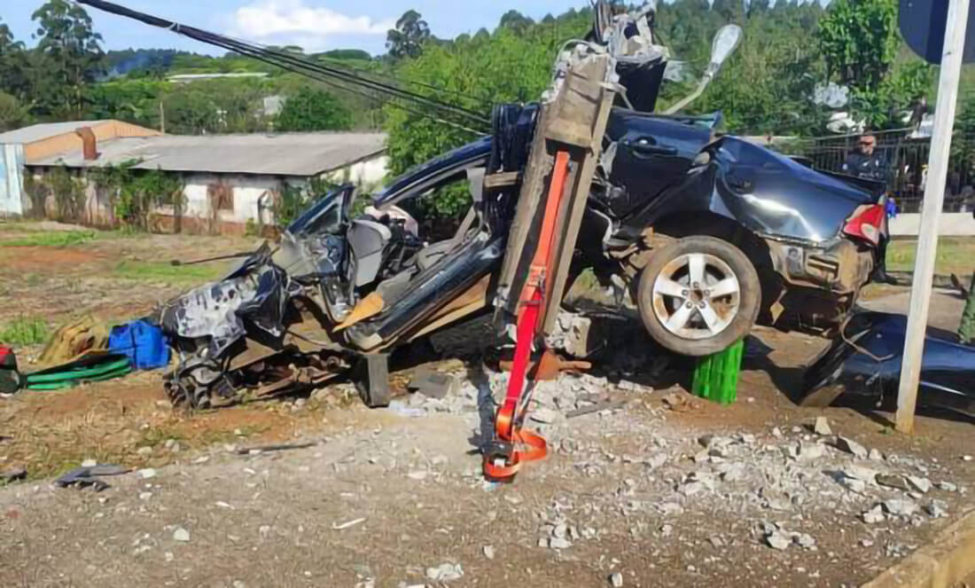 Capa Carro quase parte ao meio e motorista fica preso nas ferragens após colisão contra poste em Chapecó