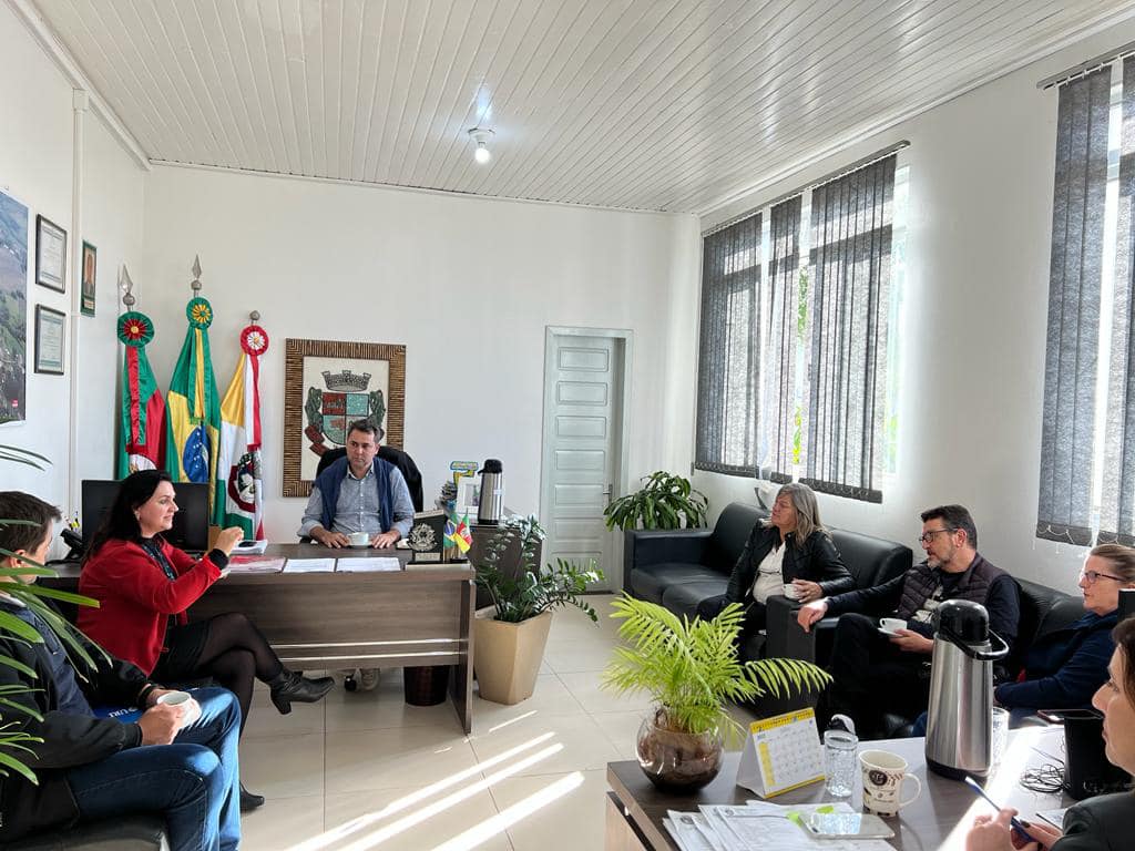 Capa Caiçara: URI e Administração Municipal realizam reunião para alinhar pautas de interesse em prol do desenvolvimento do município