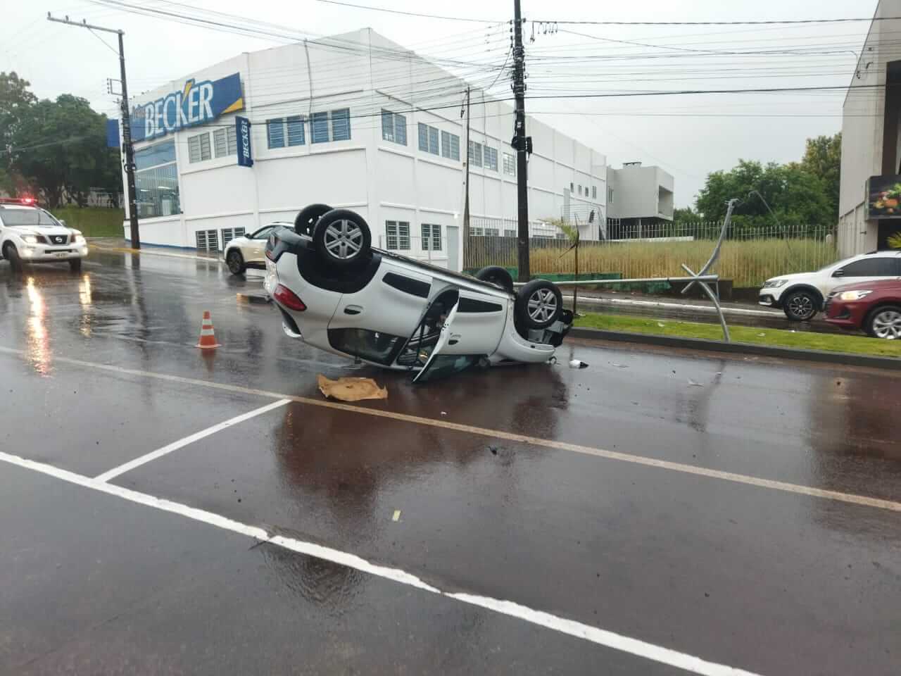 Capa Renault Kwid capota em Seberi durante chuva