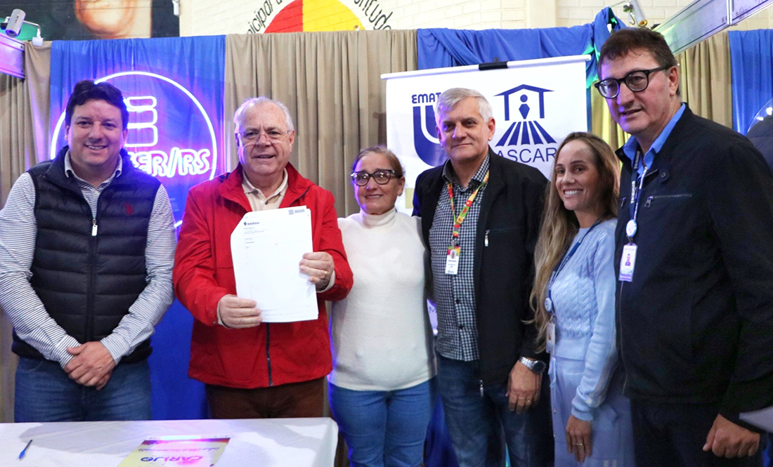 Capa Agricultores familiares assinam contratos do Programa AgroFamília durante o Carijo