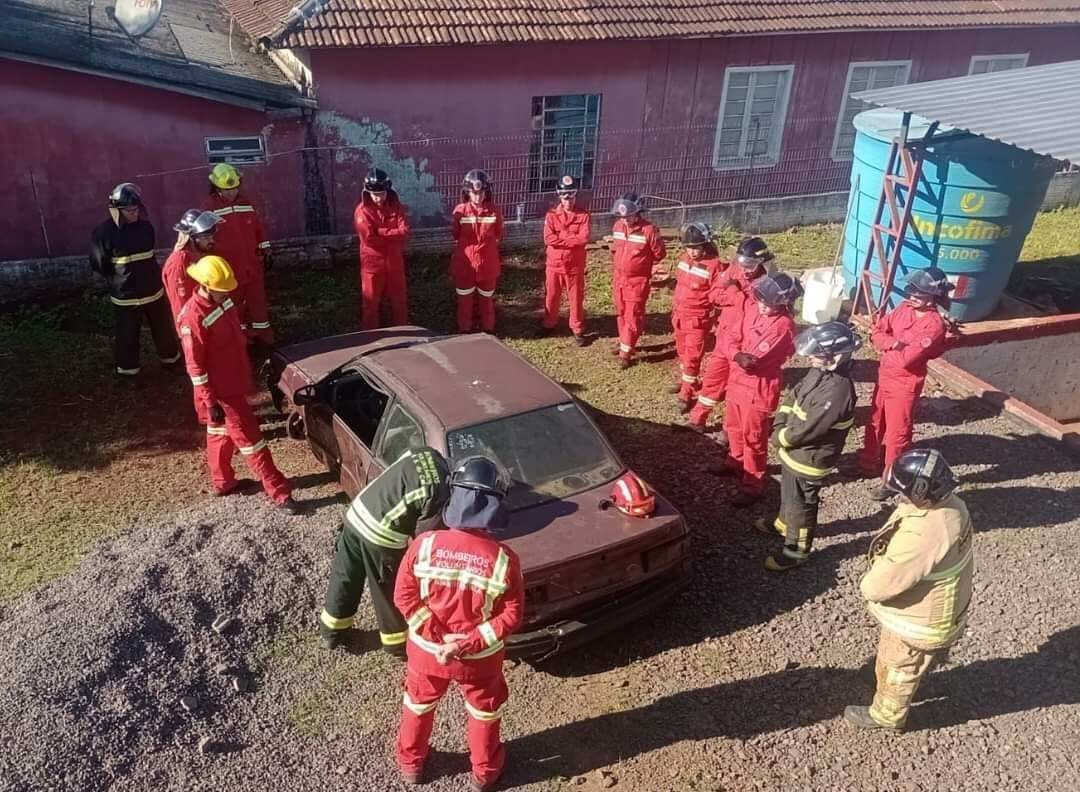 Capa Bombeiros Voluntários de Tenente Portela realizam treinamento de resgate veicular