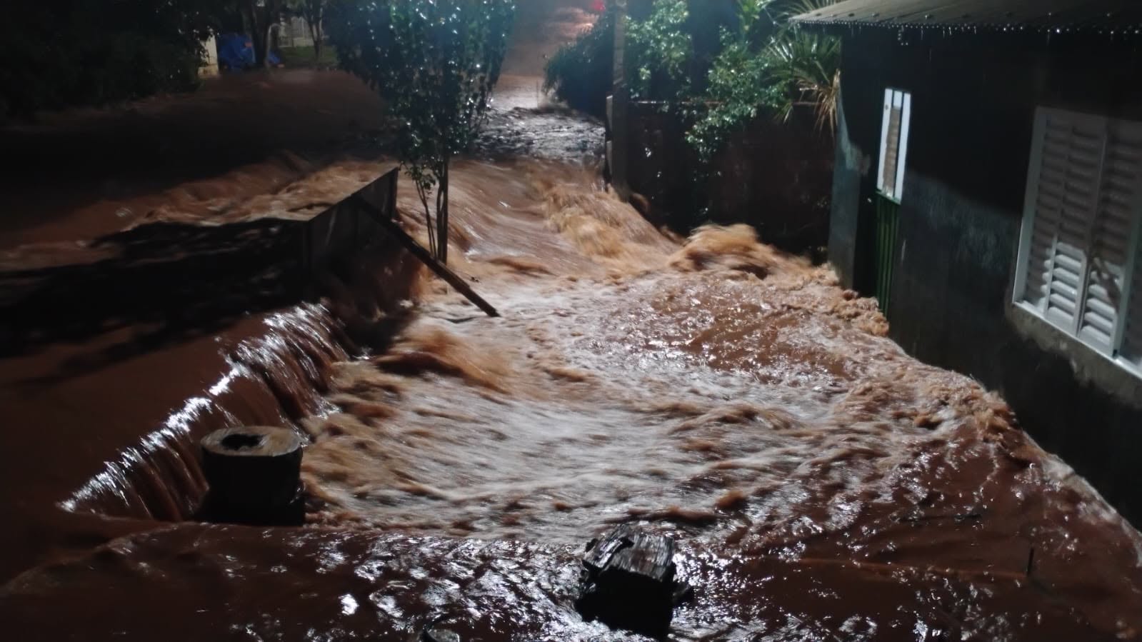 Capa Fortes chuvas provocam alagamentos e mobilizam equipes de emergência em Nonoai