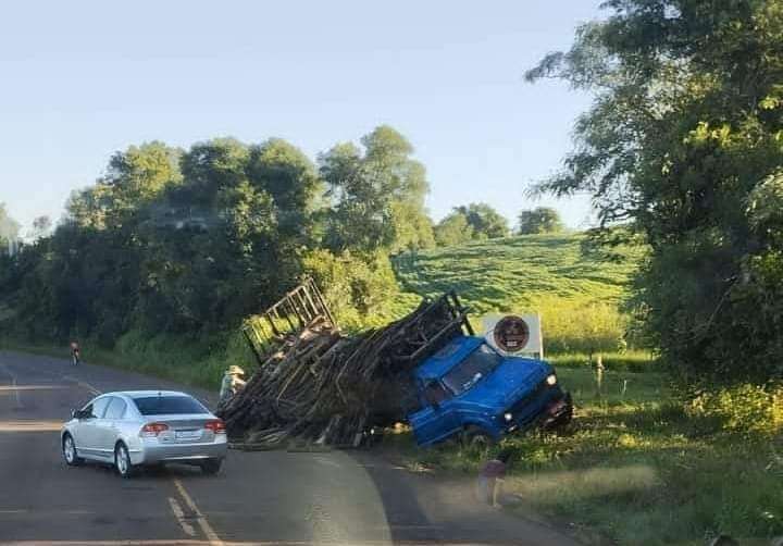 Capa Caminhão carregado de lenha tomba em Miraguaí
