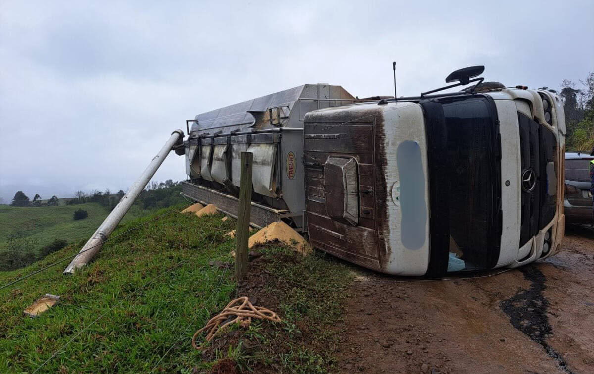 Capa Caminhão carregado de ração tomba em estrada do interior de Itapiranga
