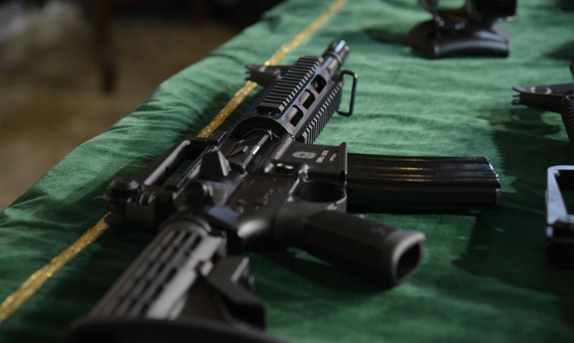 Capa Governo comprará armas que ficarem acima do teto no recadastramento