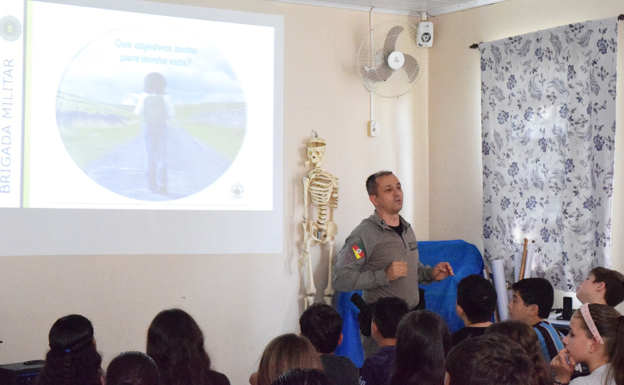 Capa Comandante do 37º BPM realiza palestra em escola para promover segurança e prevenção à violência