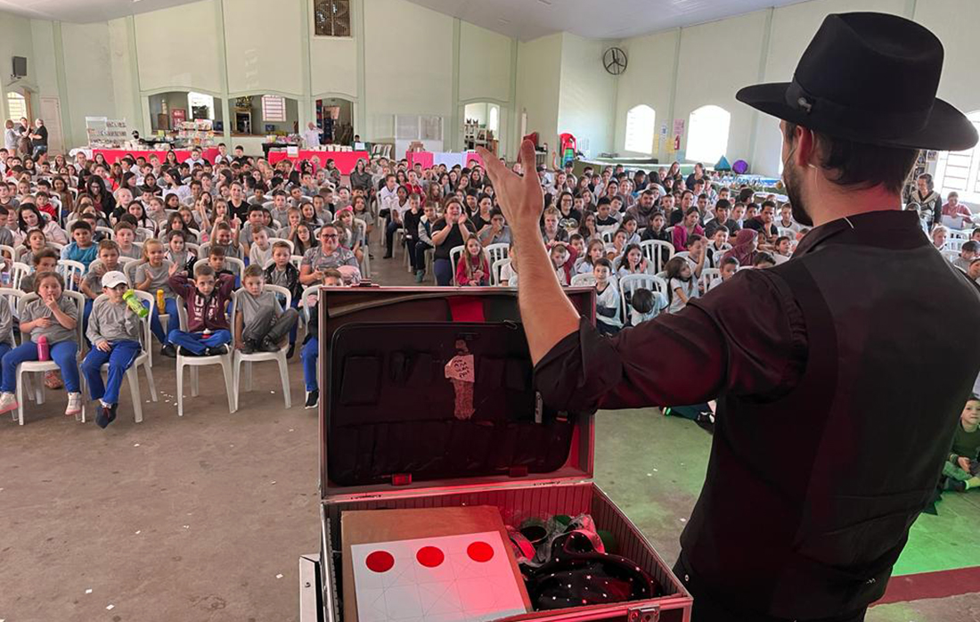 Capa 1ª Feira do Livro de Ametista do Sul reuniu 900 alunos da rede pública