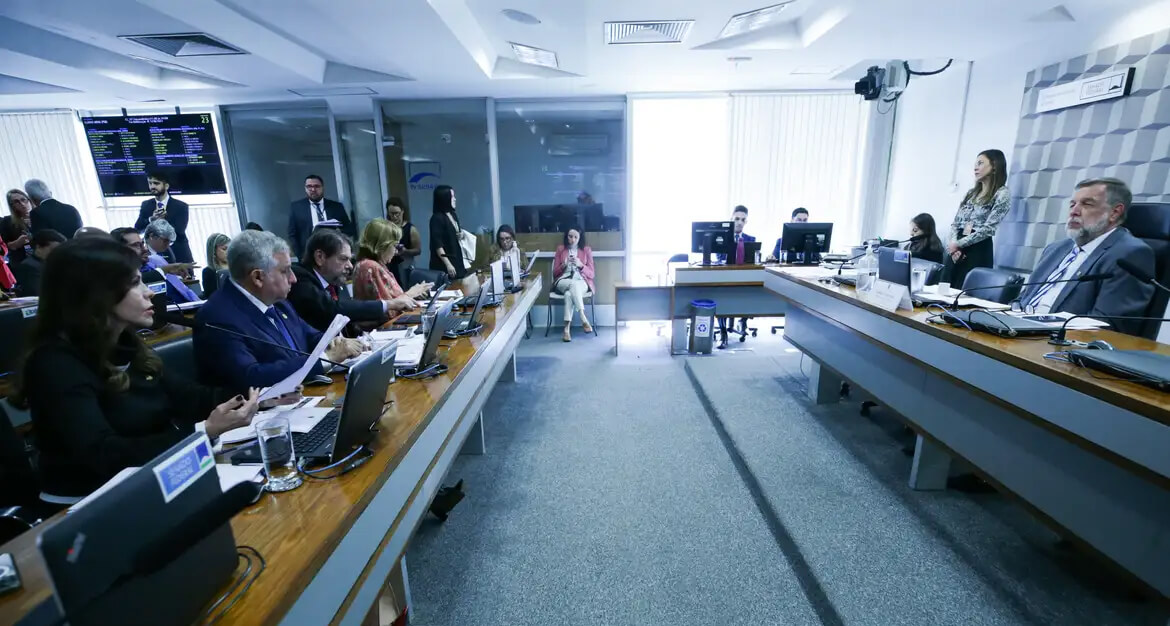 Capa Votação do Novo Ensino Médio é adiada novamente em comissão do Senado