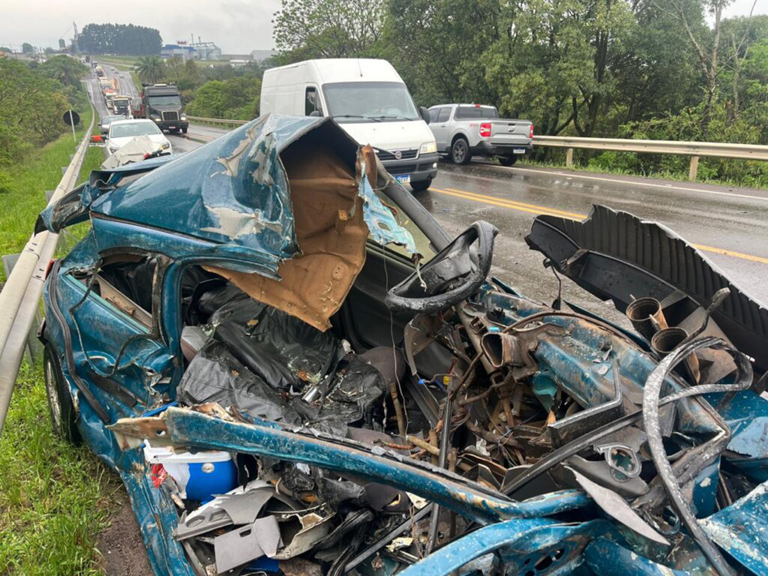 Capa Veículo quase parte ao meio após grave acidente entre Passo Fundo para Carazinho
