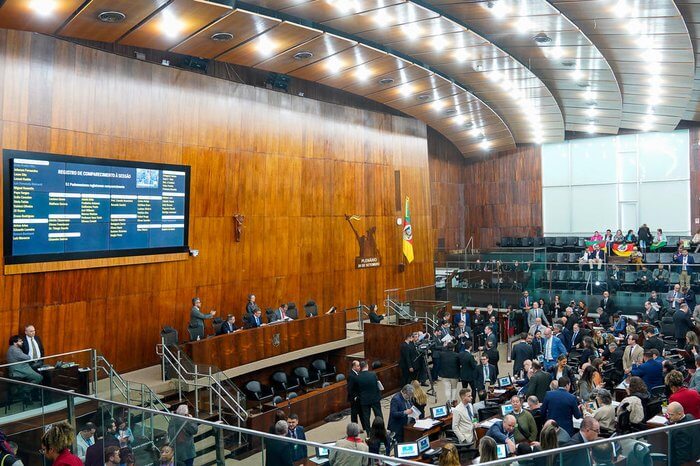 Capa Por 38 votos a 13, Assembleia Legislativa aprova proposta que impede alteração no hino do RS