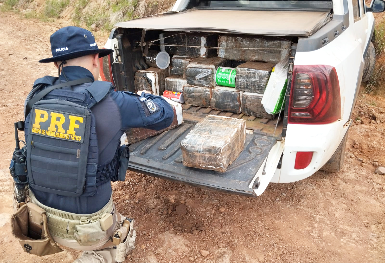 Capa PRF prende foragido com 366 quilos de maconha em caminhonete roubada no Norte do RS