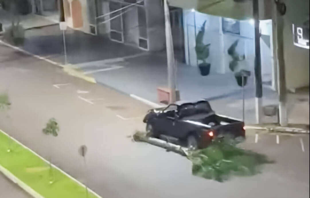 Capa Prefeitura de Três Passos restaura área danificada por motorista e o responsabiliza pelos prejuízos ao patrimônio público