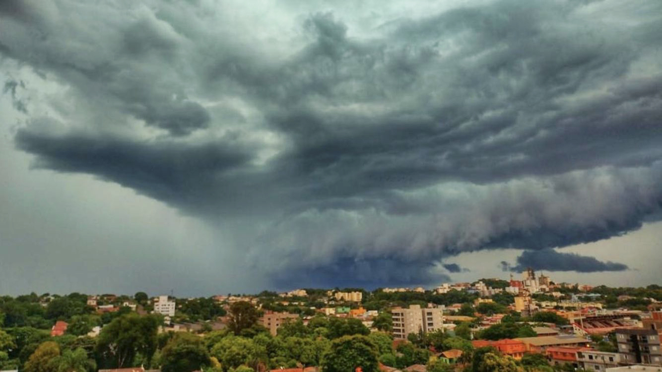 Capa Calorão e intenso abafamento agravam risco de temporais isolados