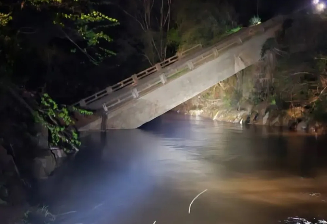 Capa Ponte desaba e interdita acesso à BR-153 em Marcelino Ramos