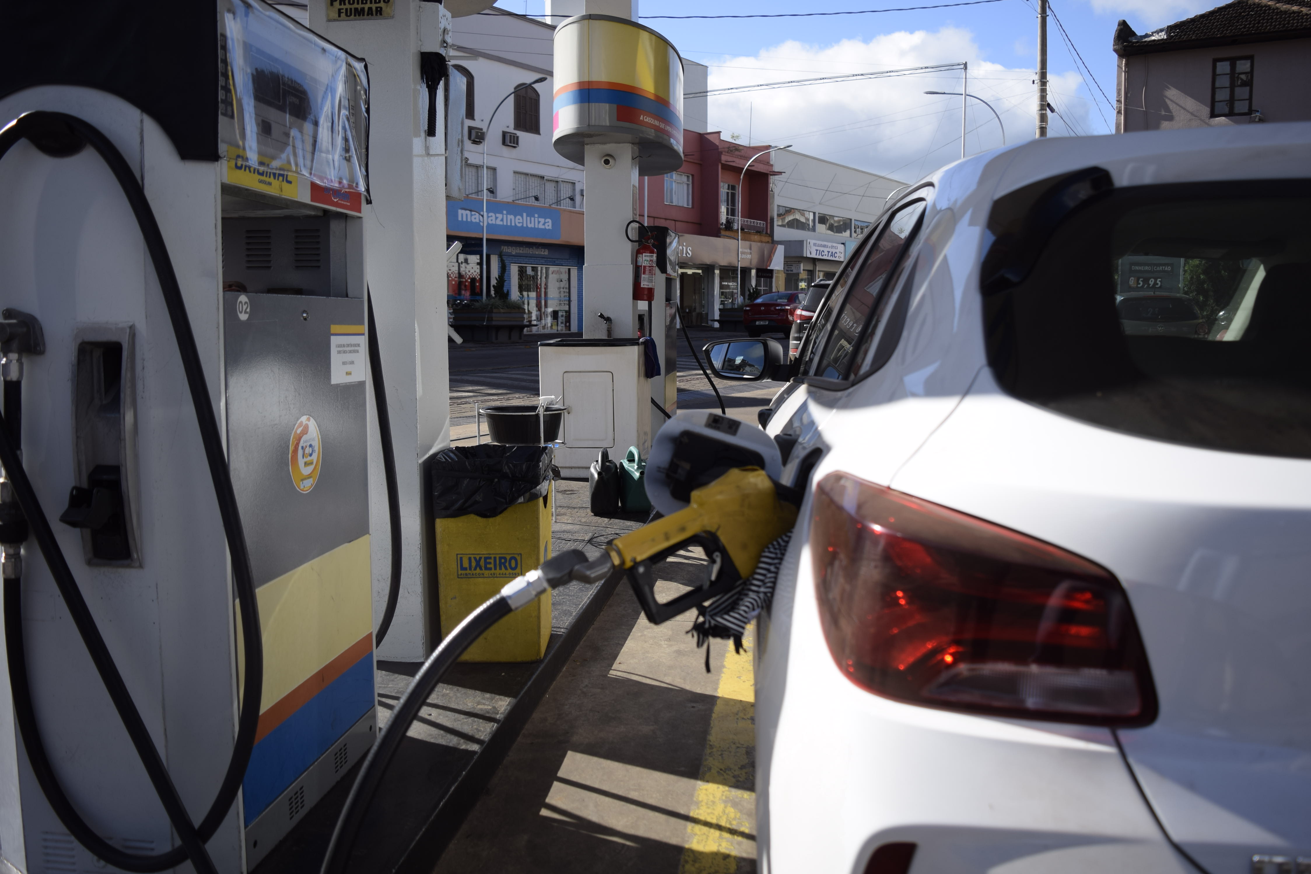 Capa Petrobras anuncia aumento de R$ 0,23 no preço da gasolina para distribuidora