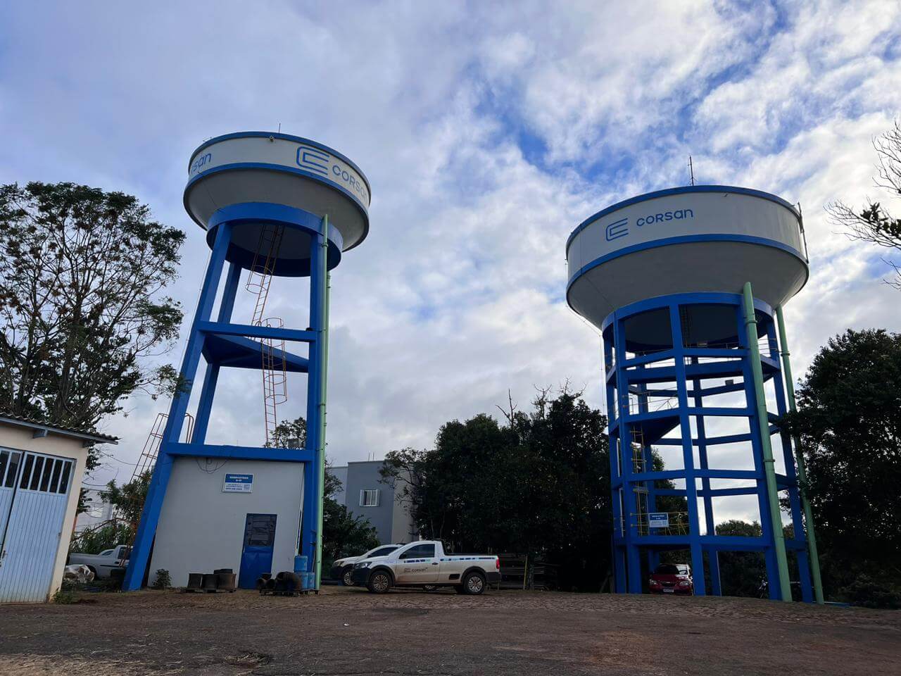 Capa FW: Corsan repara rede de água rompida pela prefeitura para restabelecer abastecimento em dois bairros