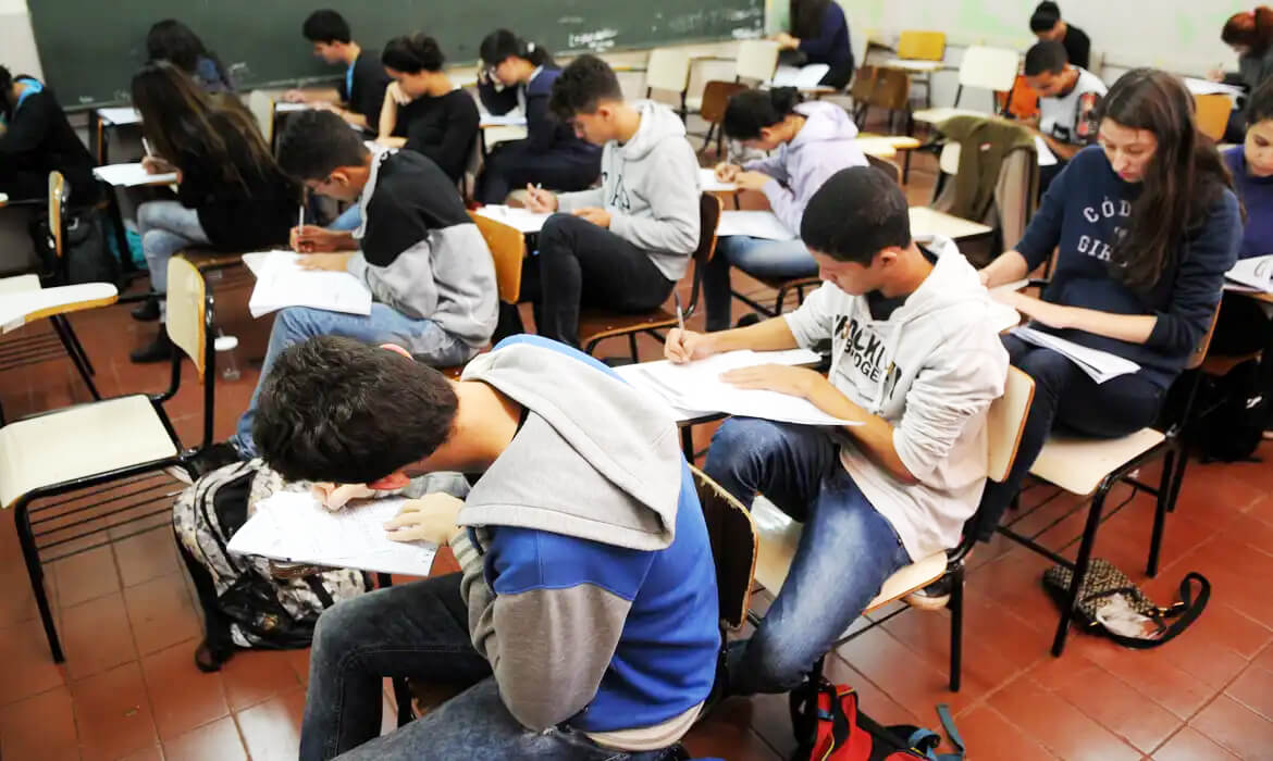 Capa Estudantes enfrentam primeiro dia de provas do Enem, com redação sobre valorização da herança africana no Brasil