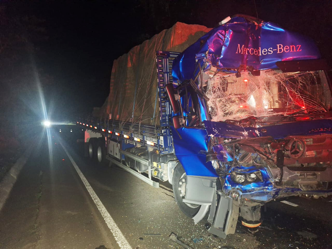 Capa Colisão entre dois caminhões deixa danos materiais em Quilombo