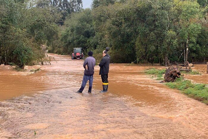 Capa Homem morre após carro ser levado pela correnteza em Mato Castelhano