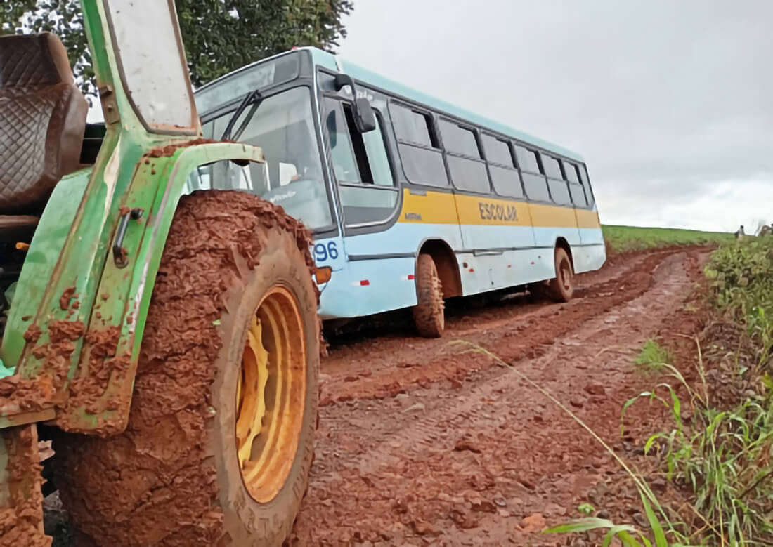 Capa Chuva intensa provoca atoleiro de transporte escolar no interior de Crissiumal