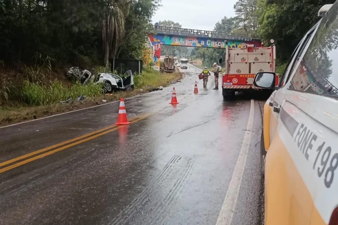 Capa Colisão entre carro e caminhão deixa uma pessoa morta e três feridas na RS-324