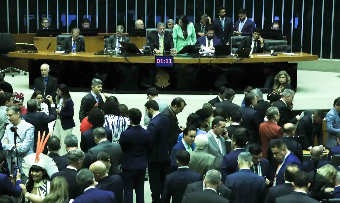 Capa Câmara revoga novo seguro DPVAT e limita bloqueio de emendas