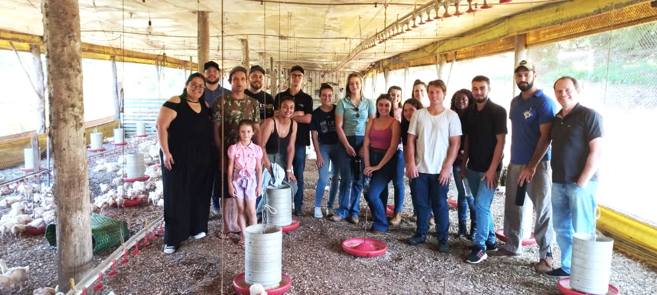 Capa Alunos do Curso de Agronomia da UFSM/FW realizam visita técnica à propriedade rural do município