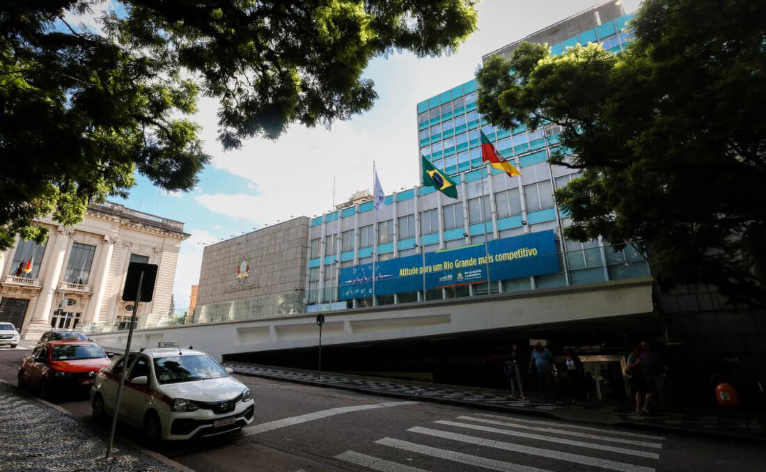 Capa Governador sanciona leis do novo piso do magistério e da ampliação da validade de concursos no RS