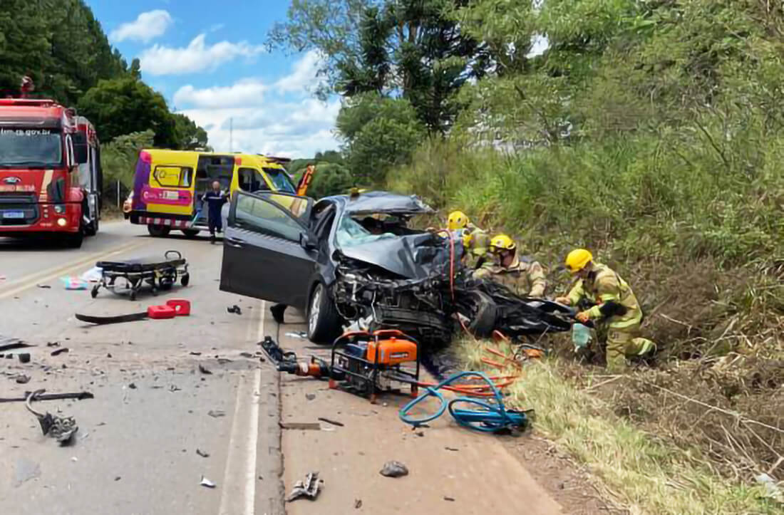 Capa Colisão entre carro e ônibus deixa mulher gravemente ferida na BR-153
