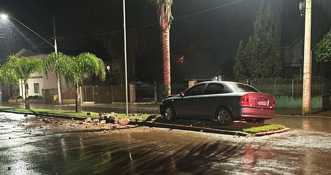 Capa Carro colide em estrutura de concreto em Erval Seco